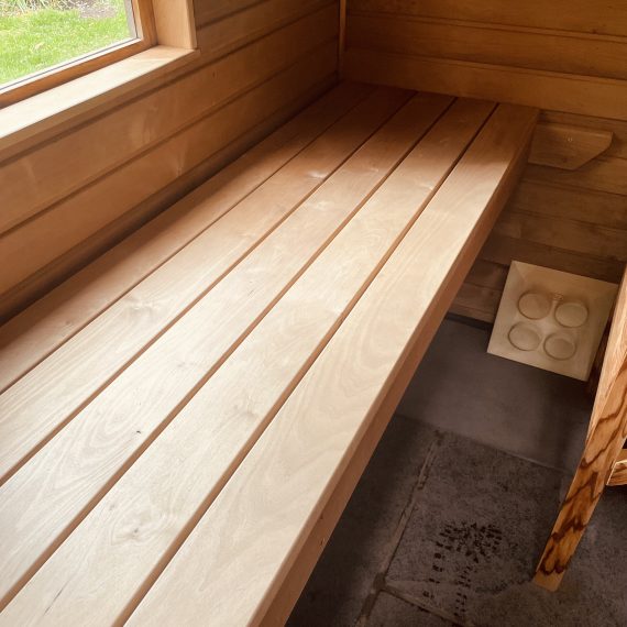 Thermally treated alder for internal panelling