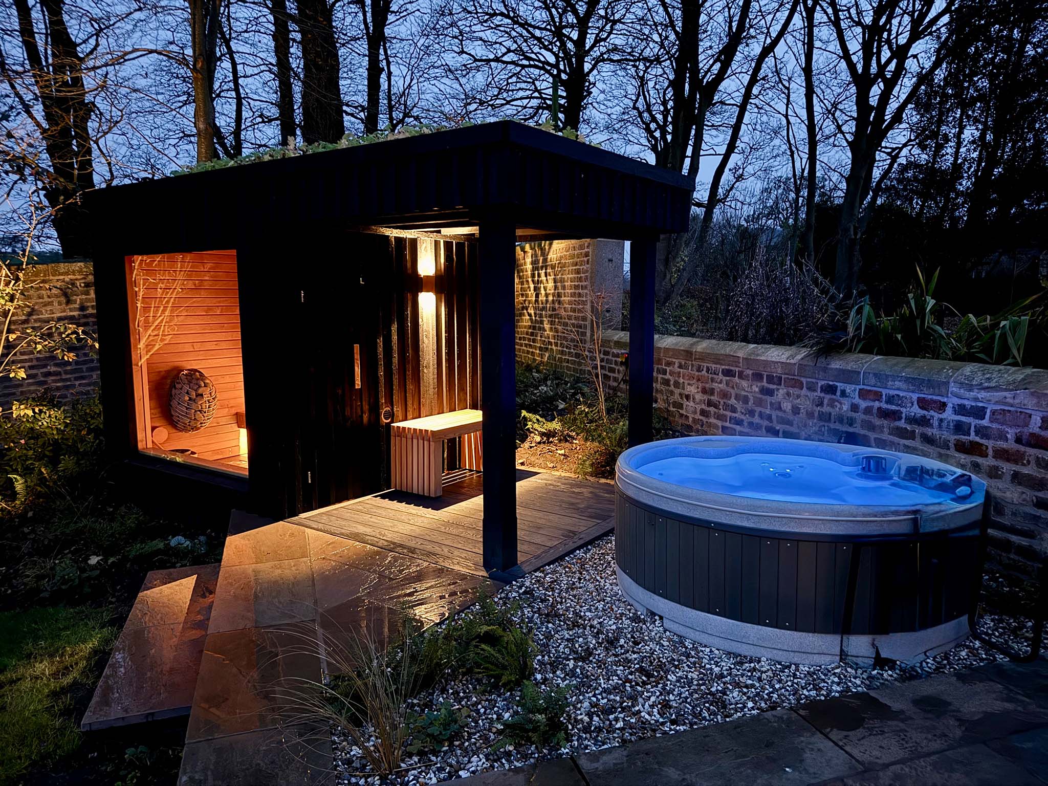Sauna and hot tub under the stars
