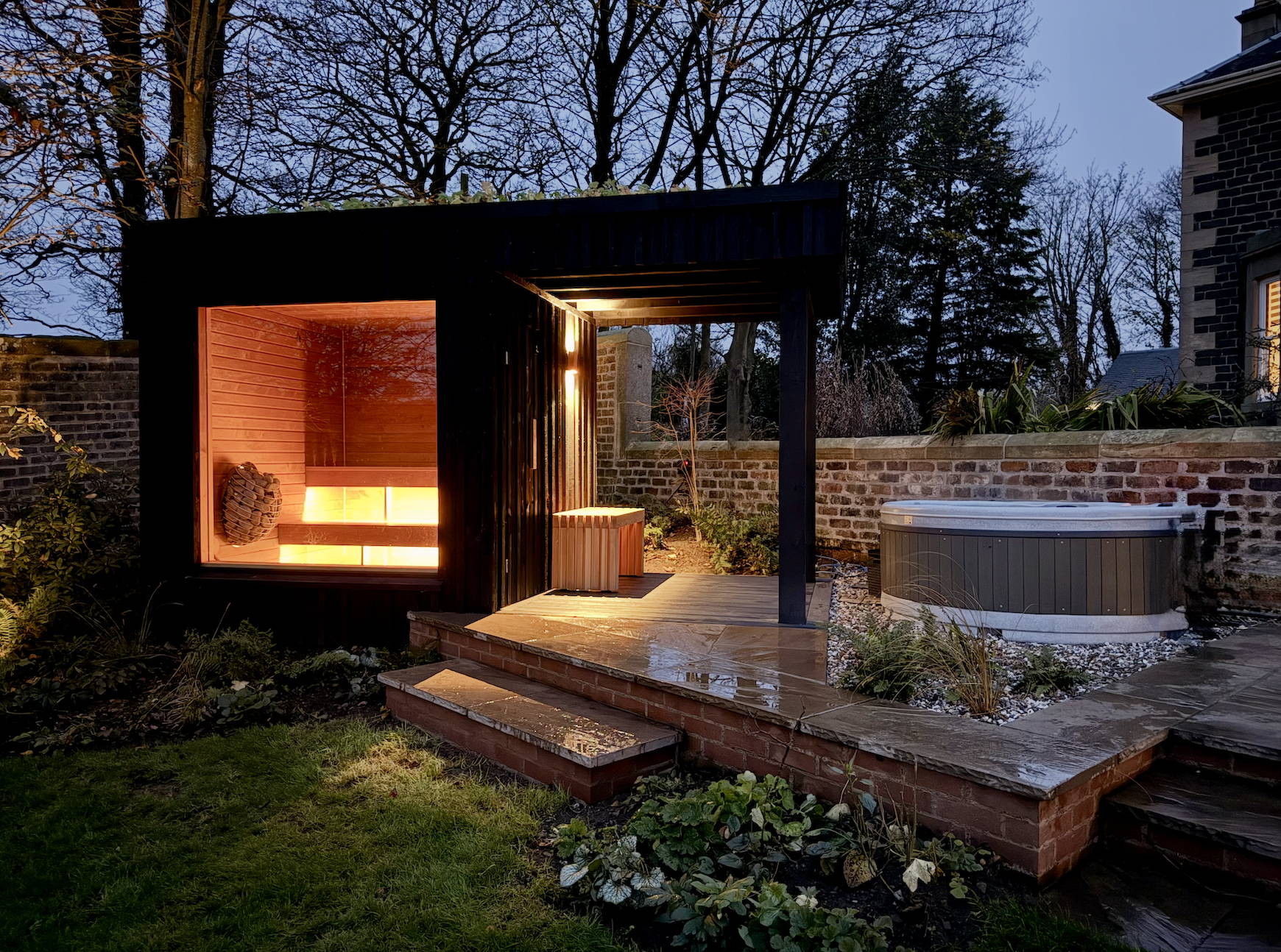 Saunas and hot tubs under the stars