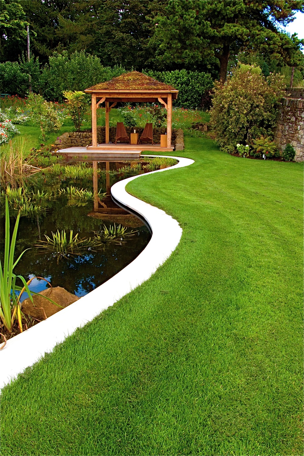 Curving stone edges of the figure of eight pond. Designed by Carolyn Grohmann