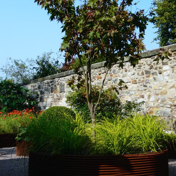 Woven rebar raised bed