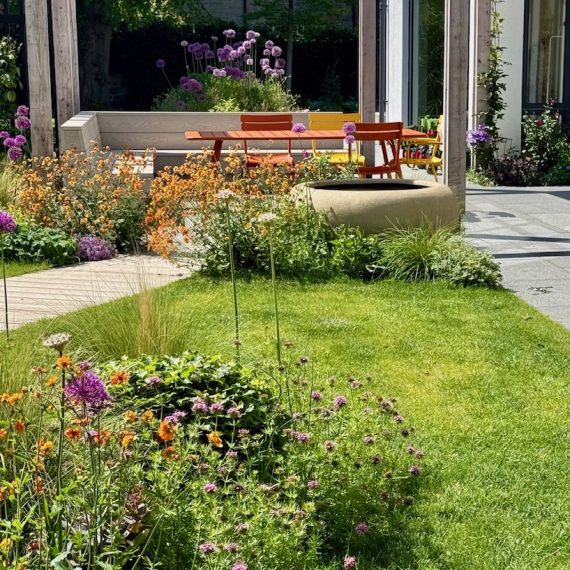 Outdoor dining with Urbis Poppy Bowl